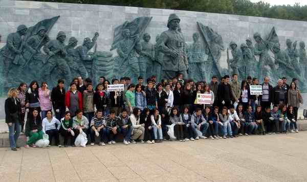  Gelibolulu Öğrenciler Şehitler Abidesinde Çevre Temizliği Yaptı 