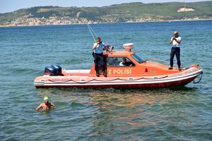  Tek Koluyla Yüzüp Deniz Kirliliğine Dikkat Çekti 