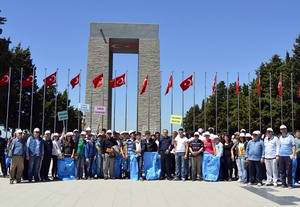  Öğrenciler Şehitlikleri Temizledi 