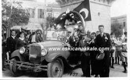  23 Nisan Törenine Katılan Öğrenciler 1933 Yılında Saat Kulesi Meydanında