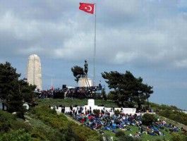 Her Yıl 25 Nisan'da Conkbayırı'nda Yer Alan Yeni Zelanda Anıtı'ndaki Törene Katılanlar