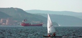 Kilitbahir Kalesi ve Çanakkale Boğazı'dan Geçen Gemiler