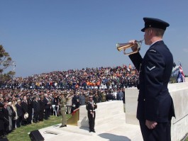 25 Nisan'da Lone Pine'de  (Avustralya Anıtı) Düzenlenen Törene Katılanlar