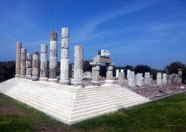 Çanakkale’nin Ayvacık İlçesine Bağlı Gülpınar Beldesi Bahçeleriçi Mevkiinde Yer Alan Apollon Smintheus Tapınağı