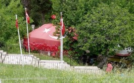 Gelibolu Fener Tepesinde Bulunan 'Bayraklı Baba Türbesi'