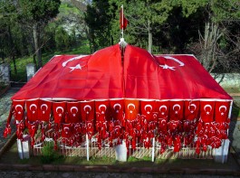 Gelibolu Fener Tepesinde Bulunan 'Bayraklı Baba Türbesi'