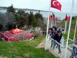 Gelibolu Fener Tepesinde Bulunan 'Bayraklı Baba Türbesi'