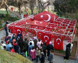 Gelibolu Fener Tepesinde Bulunan 'Bayraklı Baba Türbesi'