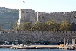 Bozcaada Kalesi'nin Denizden Görünümü