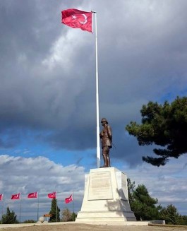 Conkbayırı'ndaki Atatürk Anıtı