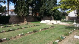 Çanakkale il merkezindeki İngiliz Mezarlığı'ndan (British Cemetery) Bir Görünüm