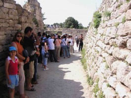 Troia Antik Kentini Gezen Yerli ve Yabancı Turistler