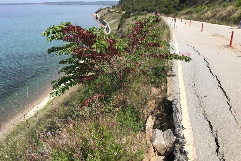  Anzak Koyu’ndaki Yol Heyelan Sebebiyle Trafiğe Kapatıldı 