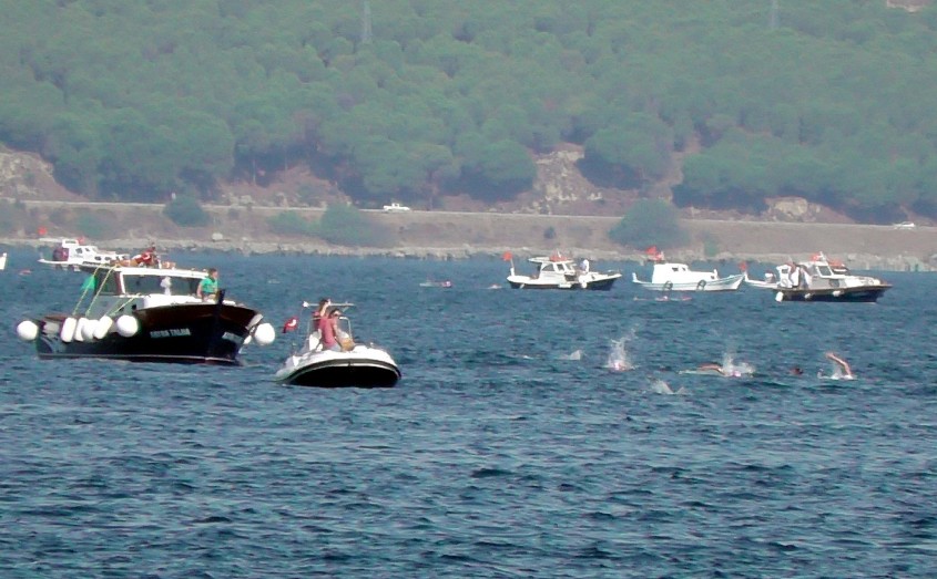  500 Kişi Çanakkale Boğazı'nı Yüzerek Geçmeye Çalıştı 