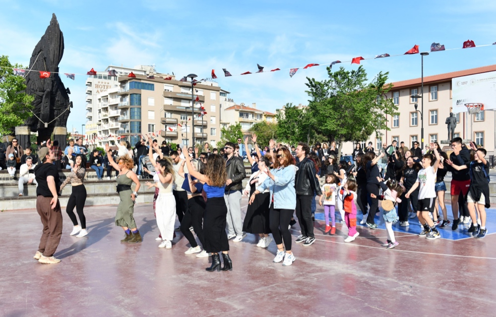  Çanakkale'de Dünya Dans Günü Kutlandı 