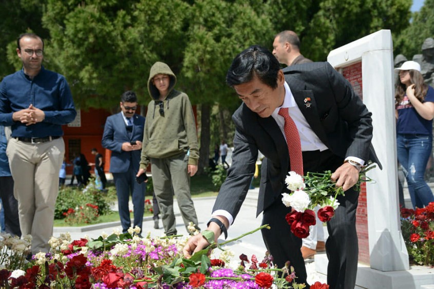  Japon Büyükelçi Akio Miyajima Şehitlikleri Gezdi 