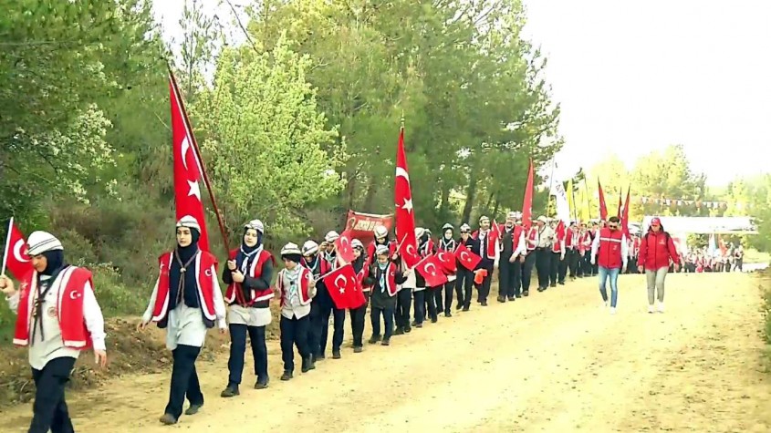  Yüzlerce Genç Dedelerinin İzinde Yürüdü 